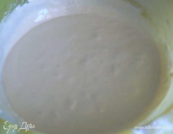 Добавить разрыхлитель, муку и крахмал, перемешать.