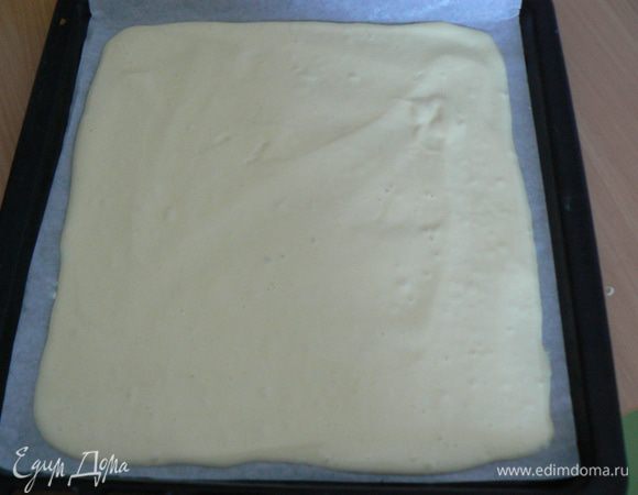 Вылить тесто,на застеленный противень разровнять. 
Поставить в разогретую до 220 градусов духовку, выпекать в течение 10-15минут.
Готовность проверьте деревянной шпажкой.