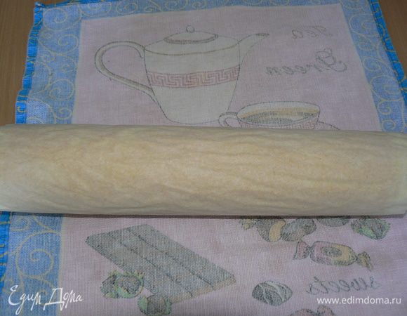 Горячий бисквит свернуть в рулет, вместе с бумагой. Остудить.