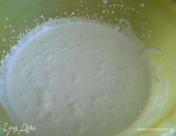 Сливки взбить с сахаром до образования пышной массы