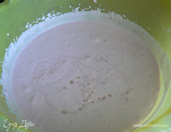 Добавить желатин, перемешать.
Поставить в холод,  оно должно немного загустело.