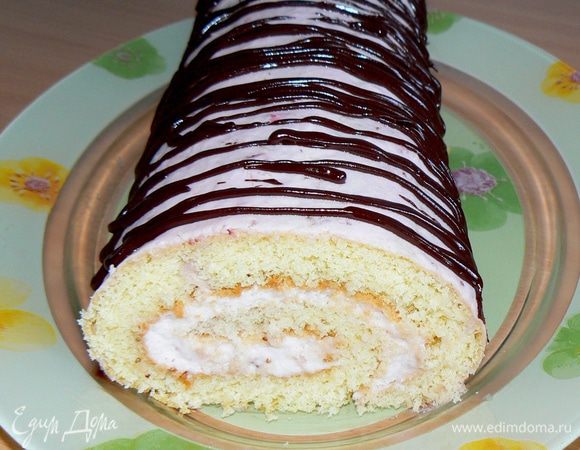 Рулет аккуратно развернуть, выложить суфле, свернуть.Сверху на рулет тоже нанести тонким слоем суфле.Украсить шоколадом.