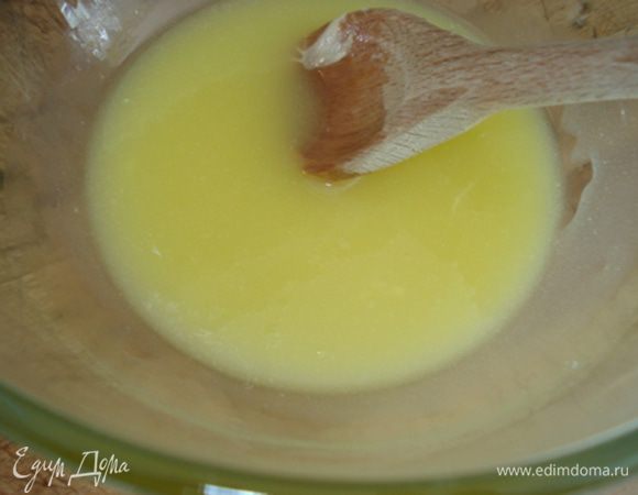 Влить карамель из сливок и сахара в размягченное масло, перемешать до однородной массы.