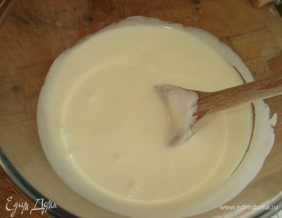 Вмешать меренгу. Получится крем. Профитроли разрезать по середине и наполнить кремом.