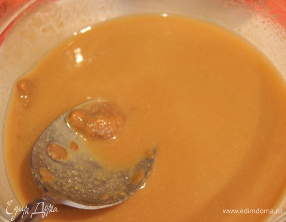 Процедить бульон через марлю. Отлить 150 гр бульона в отдельную емкость. Растворить в нем мисо пасту. Нужно избавиться от всех комочков, потому что паста соленая, и будет не очень вкусно, если соленый комочек попадется кому-то в супе :)