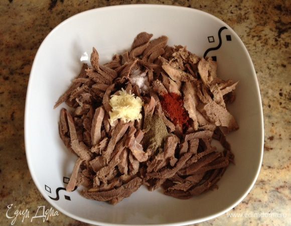  Добавить  уксус, соль, перец, чеснок. Все  тщательно перемешать и оставить мариноваться .