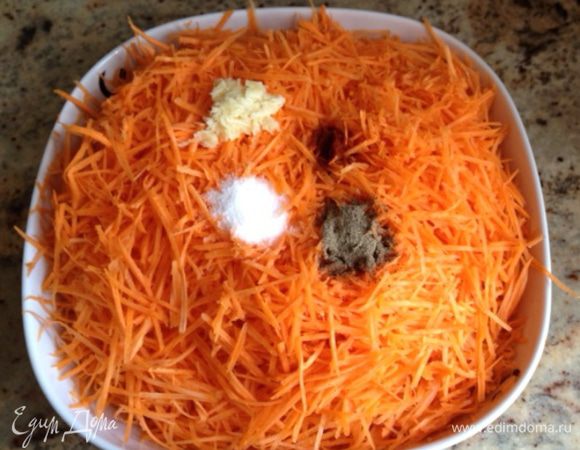Натереть морковь. Добавить уксус, соль, перец, чеснок. Все  тщательно перемешать и оставить мариноваться на 30 минут