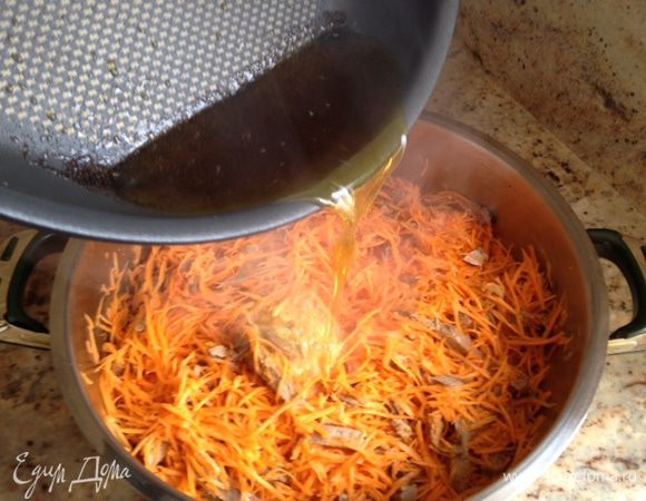 Раскалить оливковое масло, залить салат   перемешать, поставить в холодильник на 1 час. Перед подачей хе из языка, украсьте зеленью.   Приятного аппетита!!!!