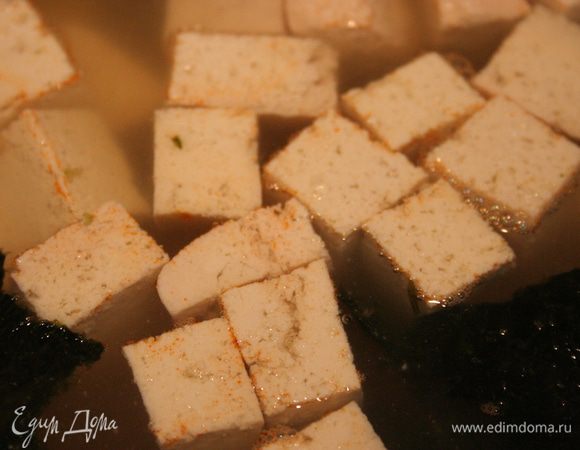 Разведенную мисо-пасту вылить к остальному бульону, добавить нарезанный крупными кубиками тофу, креветки, поломанные на кусочки 2 листа нори. Поставить на средний огонь на 2 минуты, варить помешивая. Осторожно разбить два яйца, чтобы не повредить желток. Варить еще 3-4 минуты. Перед подачей помешивать, креветки и яйцо на дне. Нори можно добавлять прямо в тарелочки, они моментально размокают. Приятного аппетита! :) 