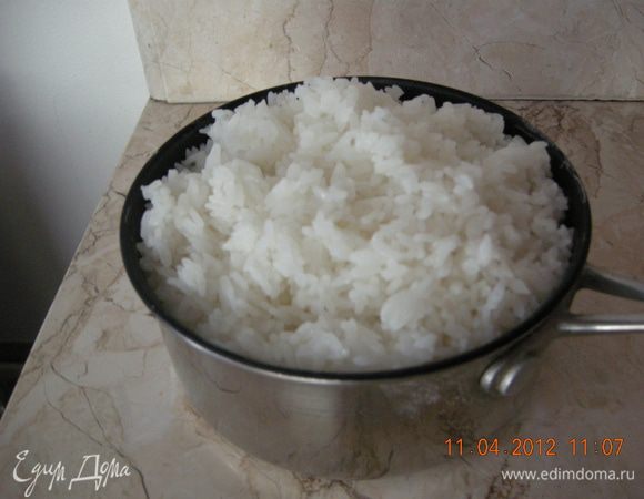 Рис промыли тщательно, и отварили согласно инструкции на упаковке. У меня был японский рис, который надо было замочить на 30 минут. 
