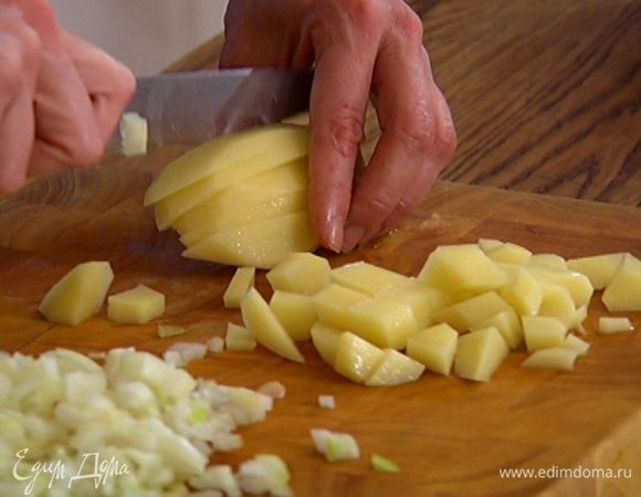 Картофель почистить и нарезать маленькими кубиками.