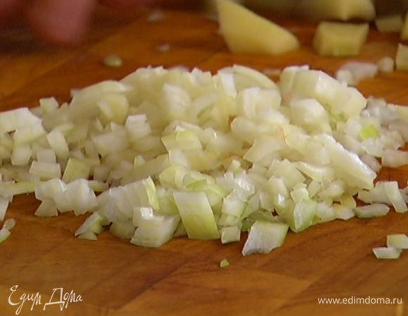 Лук почистить и мелко порубить. 
