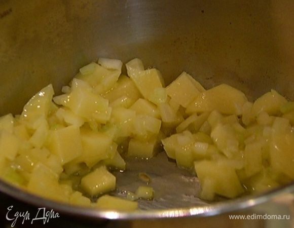 Разогреть в кастрюле оливковое и сливочное масло и томить лук и картофель на небольшом огне 5–7 минут до прозрачности лука.