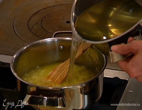 Влить к овощам бульон и варить их еще 5 минут.