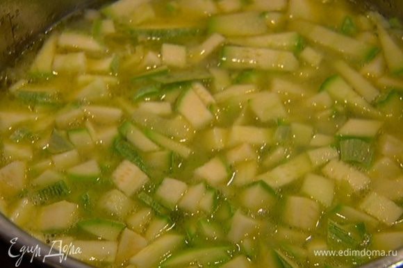 Отправить кабачки в суп и готовить все вместе еще 3–5 минут.