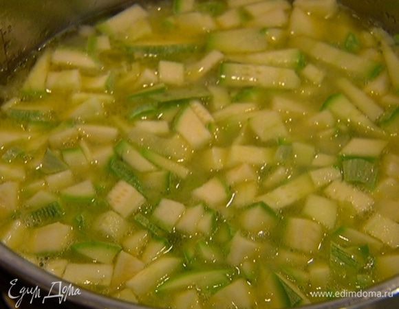 Отправить кабачки в суп и готовить все вместе еще 3–5 минут.
