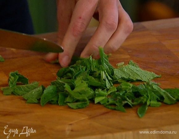 Листья мяты измельчить.