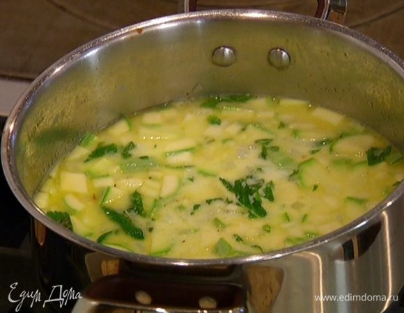 Добавить в суп мяту, влить сливки и выключить огонь.