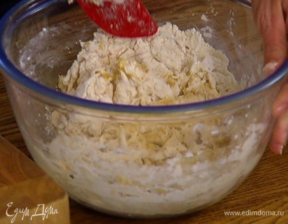 Муку соединить с солью, добавить к дрожжам и еще раз перемешать.