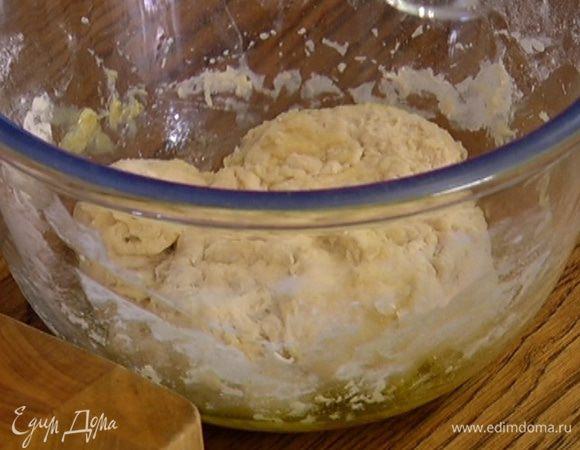 Влить в тесто 2 ст. ложки оливкового масла и вымешать его (если нужно, добавить немного воды).