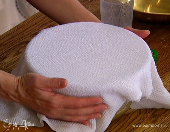 Глубокую емкость смазать оставшимся маслом, выложить тесто и накрыть влажным полотенцем. Отправить в закрытое место без сквозняков на 40 минут.