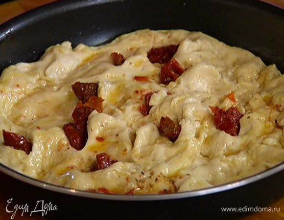 Подошедшее тесто выложить в форму для выпечки, разровнять.