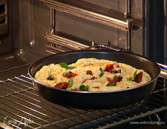 Фокаччу накрыть влажным полотенцем и дать ей постоять 20 минут.