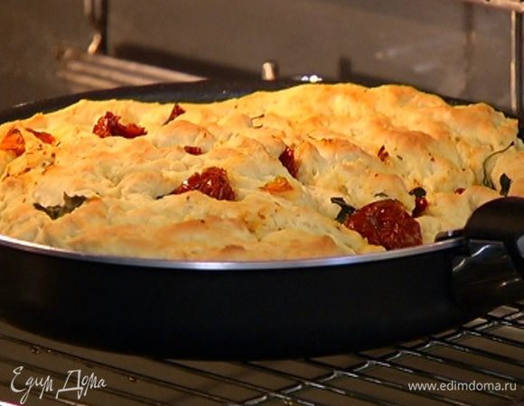 Отправить форму с фокаччей в разогретую духовку на 30–40 минут.