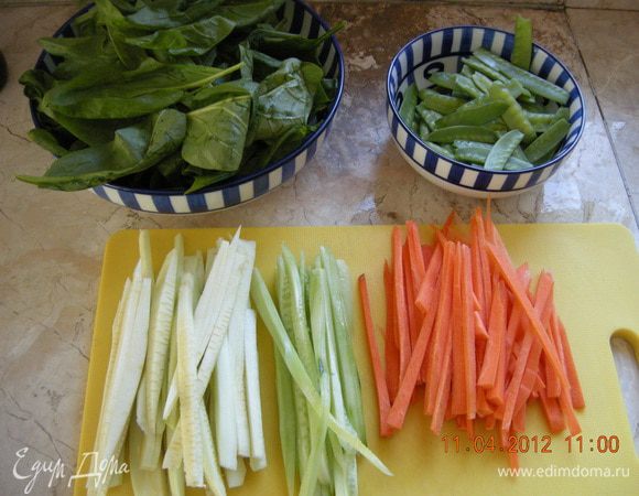 Приступаем к овощам - у меня сегодня  морковь, шпинат, цукини, огурец. Грибы Шитаки не удалось добыть. Морковь, огурец и цукини нарезать на длинные тонкие полоски, фасоль освободить от кончиков. 
