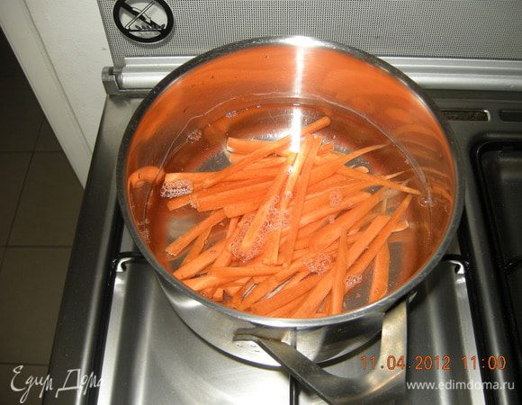 Морковь и фасоль по-очереди бланшируем в кипящей подсоленной воде пару минут, вынимаем шумовкой и отправляем в ледяную воду на секунду. Овощи таким образом сохраняют цвет!