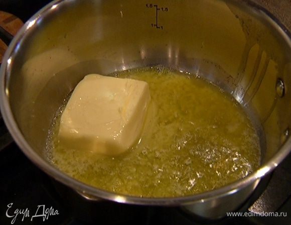 Растопить 100 г сливочного масла.