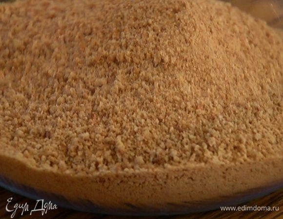 Печенье измельчить в блендере в муку.