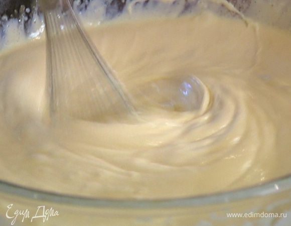 Сливочный сыр соединить с яйцами и желтками, добавить сахар, сливки, ванильный экстракт, лимонный сок и взбить все блендером в однородную массу. 