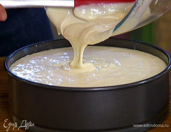 Вылить сырную массу на корж из печенья.