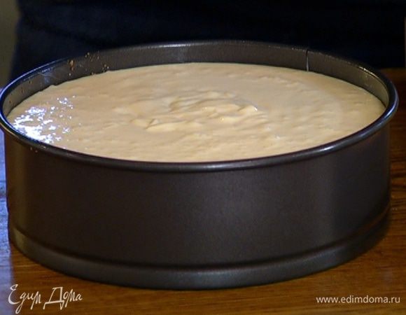 Понизить температуру в духовке до 120°С и запекать чизкейк час-полтора.