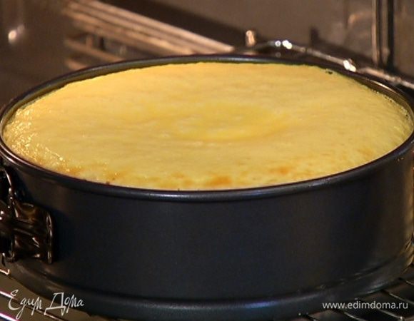 Готовый чизкейк остудить, не вынимая из формы. Лучше всего дать ему постоять в холодном месте 5–6 часов.