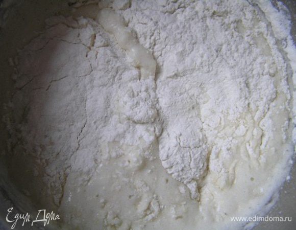 Отдельно смешать муку, соль и разрыхлитель. В воду постепенно добавить мучную смесь,