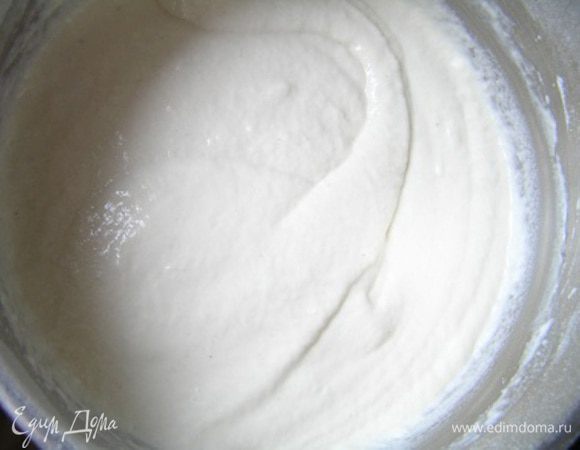 замешивая тесто.