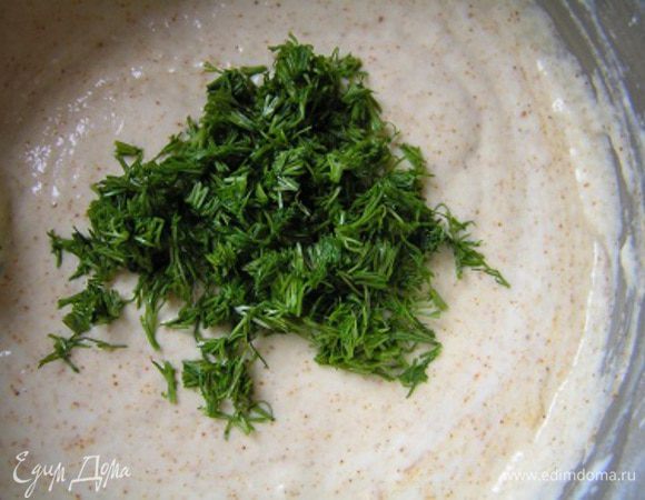 Добавить масло и нарезанный укроп,