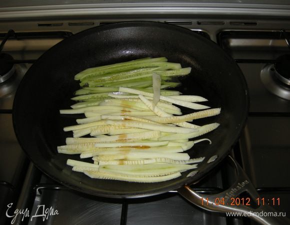 Разогреть сковороду и на небольшом количестве кунжутного масла обжарить огурец и цуккини. Там же обжариваем шпинат минутку. 