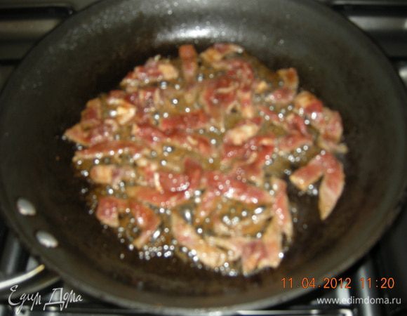 Далее вынимаем наше замаринованное мясо и обжариваем на сковороде пару минут.