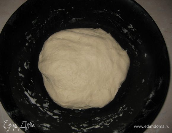 Добавляем муку, соль, оливковое масло и замешиваем мягкое тесто.