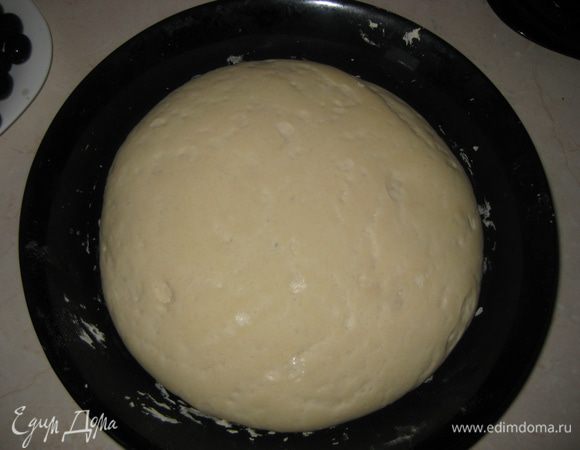 Накрываем тесто полотенцем и оставляем подходить в теплом месте на 1,5-2 часа. Тесто должно увеличится вдвое-втрое.