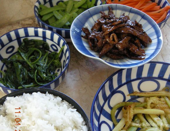 Все составляющие Бибимбапа подготовлены. Приступаем к сборке! 