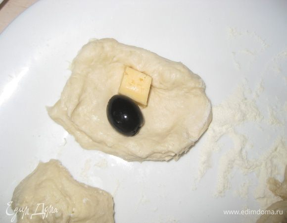 Немного разминаем каждый шарик и кладем в середину оливку и кусок сыра, придаем форму шарика.