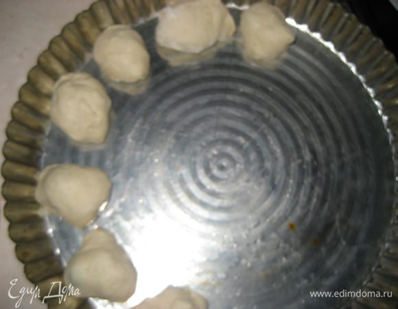 На смазанный противинь выкладываем шарики с начинкой на небольшом растоянии друг от друга.