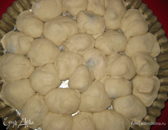 Накрываем полотенцем и оставляем подходить 30 минут, пока шарики не склеятся друг с другом.