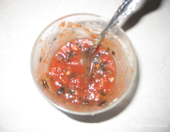 Готовим соус для заливки: для этого к перетертым томатам добавляем мелко рубленый чеснок, травы, соль, перец.