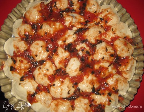 Смазываем нашу фокаччу соусом. 