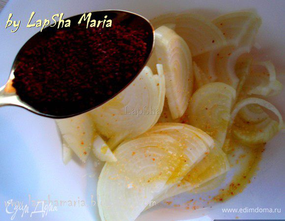 Положим в миску, добавим оливковое масло, сушеный чеснок и сушеные томаты. Если вы ещё не пробовали сушеных томатов, очень советую! Купить их можно у продавцов восточных специй. Они прекрасно подходят и к супам, и к мясу, и к курице. Придают ооочень вкусный аромат и цвет. 